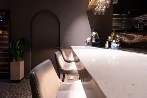 아치와 골드가 어우러진 모던 와인바 인테리어